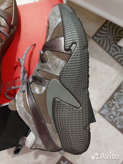 Кроссовки женские натуральные 40 размер