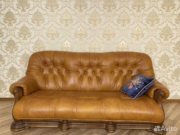 Кожаный диван