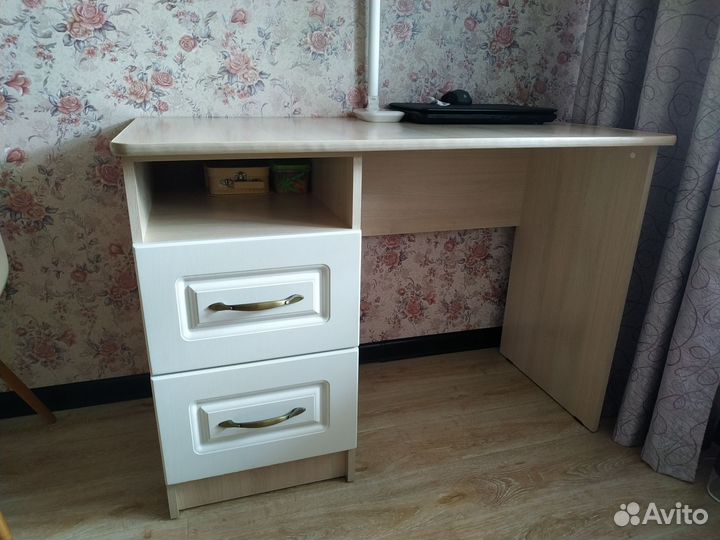 Письменный стол