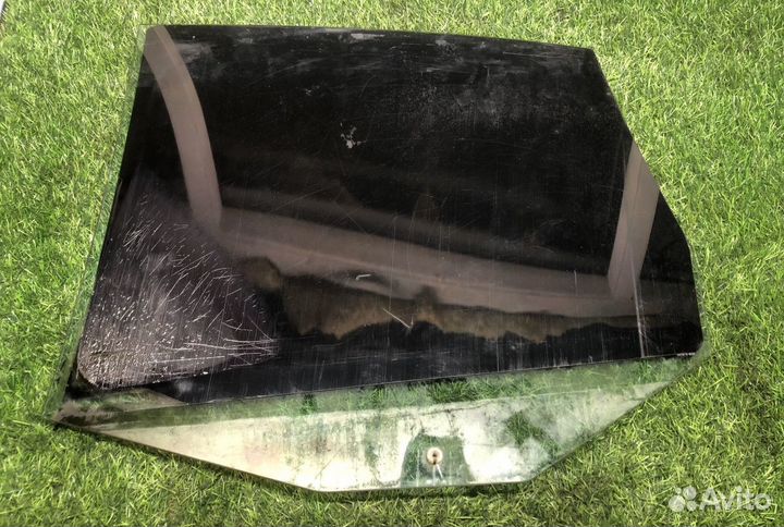 Стекло задней правой двери Volkswagen Jetta V