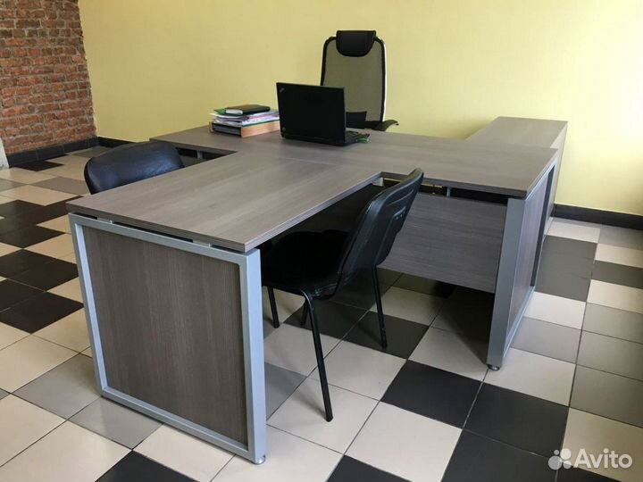 Стол для руководителя на металлическом каркасе