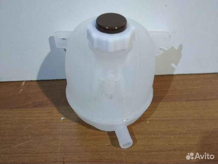 Расширительный бачок на Рено Логан 1, 2004-2014