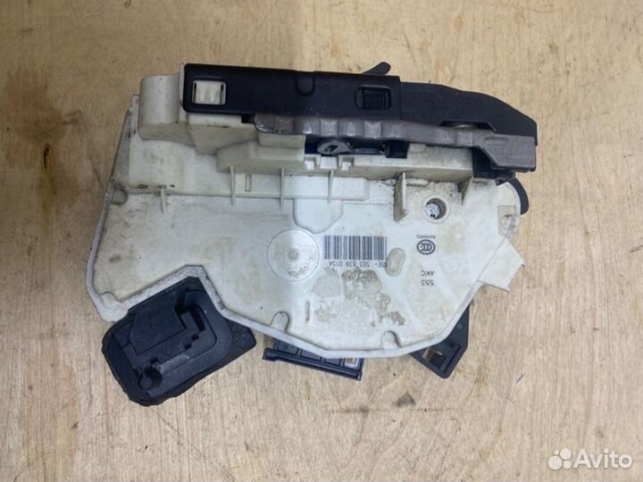 Замок двери задний левый Skoda Octavia A7