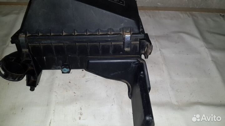 Корпус воздушного фильтра Митсубиси Каризма