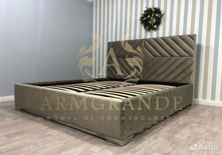 Двуспальная кровать с мягким изголовьем