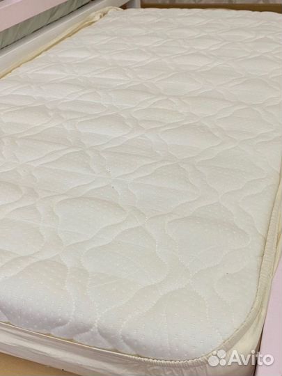 Деревянная фабричная кроватка для ребенка