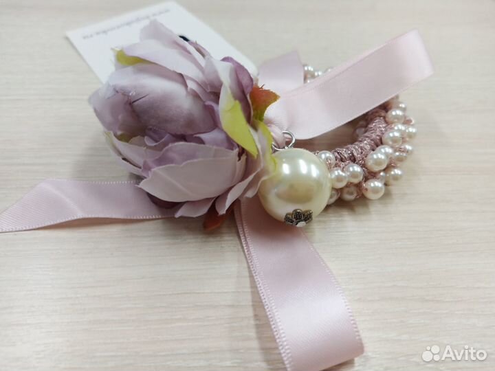 Резиночка или бутоньерка на руку