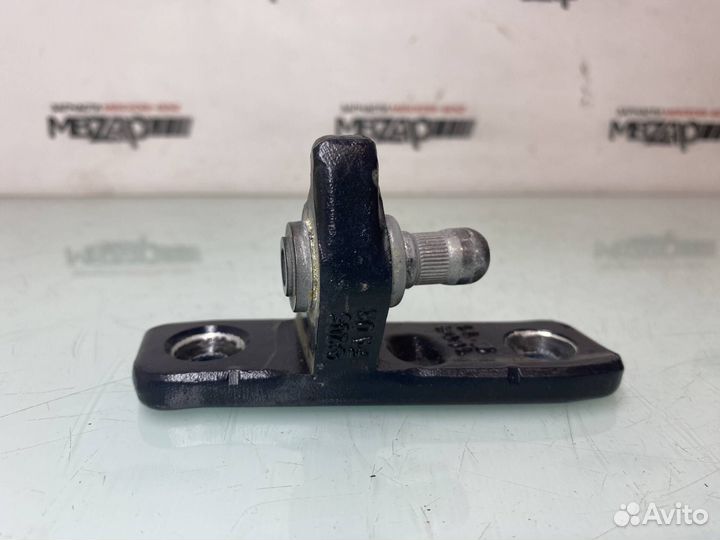 Петля передней правой двери Mercedes W213