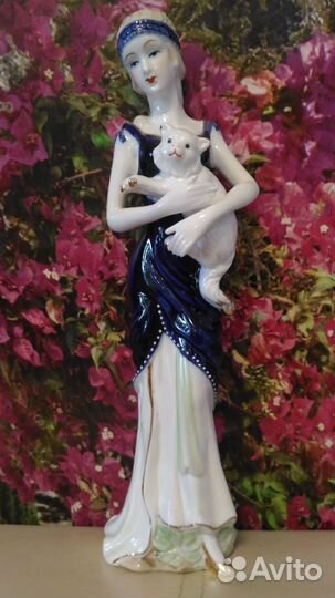 Статуэтка Фарфор. Дама с кошкой