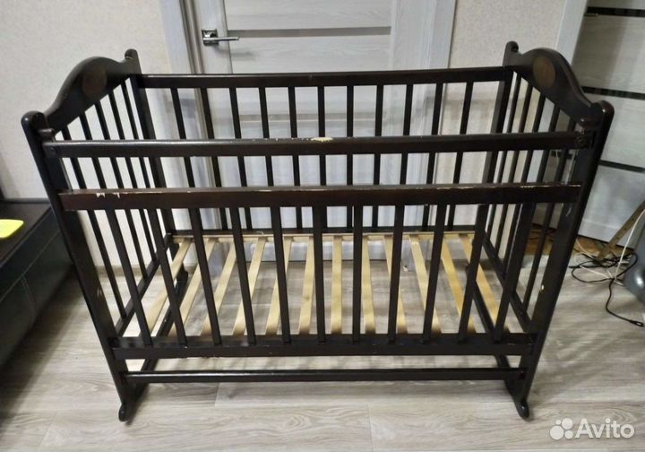 Детская кроватка на колесах