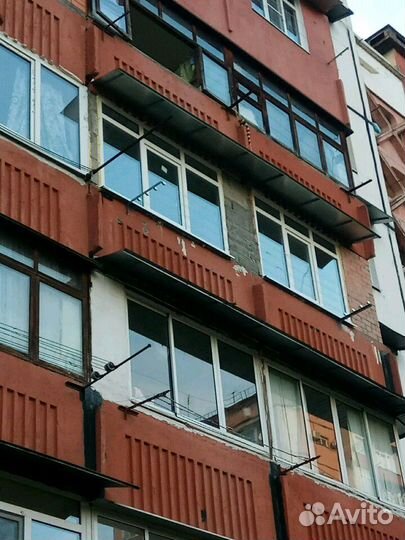 Козырьки (навесы над окнами), бельевые кронштейны