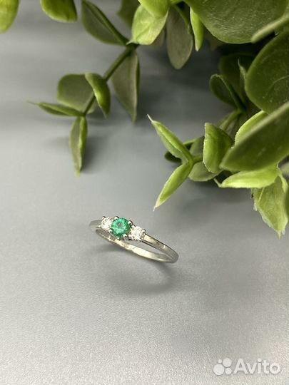 Женское кольцо из белого золота с изумрудом