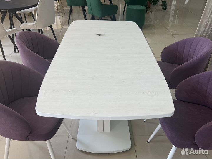 Стол стулья и пуф