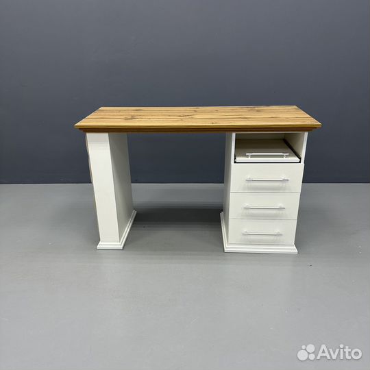 Маникюрный стол с ящиками