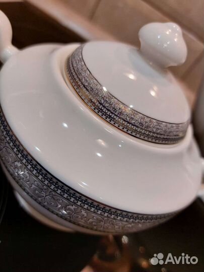 Чайник и сахарница