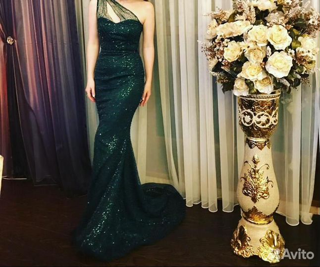 Платье в паетках с шлейфом
