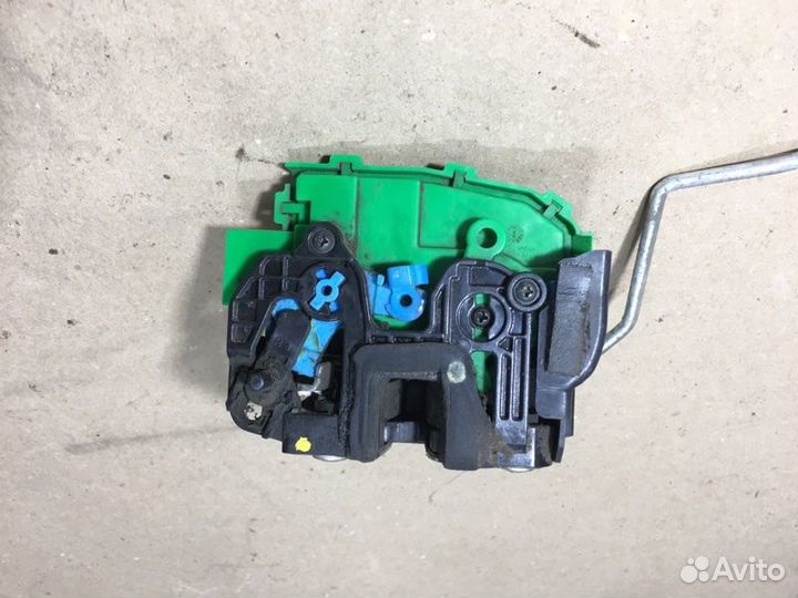 Замок двери задний правый Kia Rio 3 седан