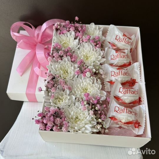 Подарочный набор с конфетами и цветами