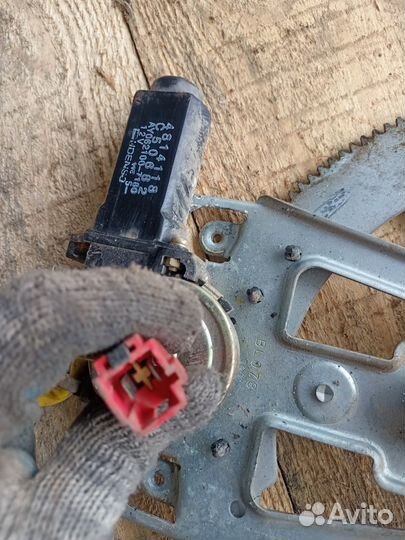 Стеклоподъёмник передний dodge Stratus