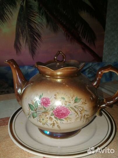 Заварочный чайник и молочник