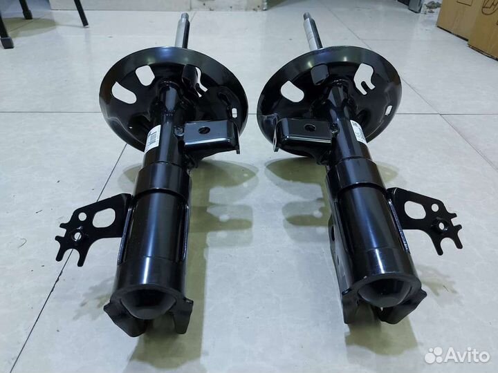 Амортизатор передний левый правый Toyota Camry V70