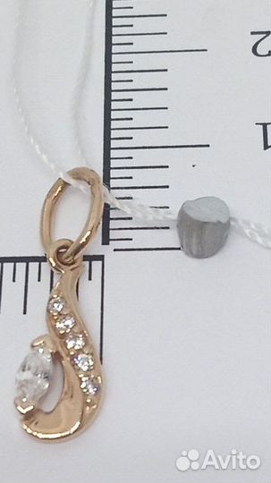 Золотая подвеска с камнем