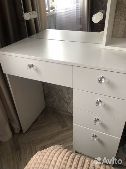 Гримерное зеркало с лампочками и столом