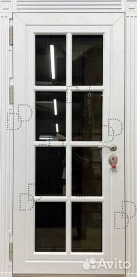 Белая входная дверь остекленная для улицы