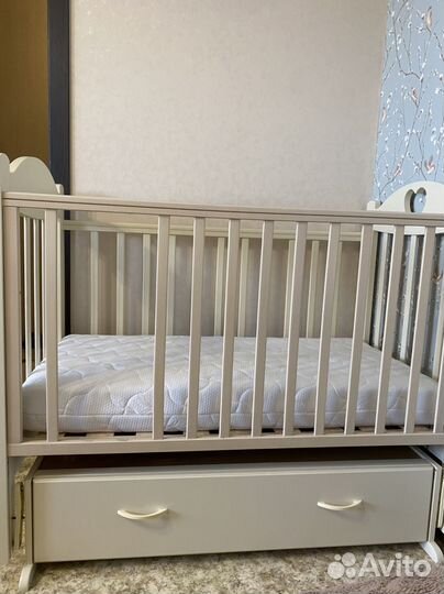 Детская кроватка с маятником и матрасом