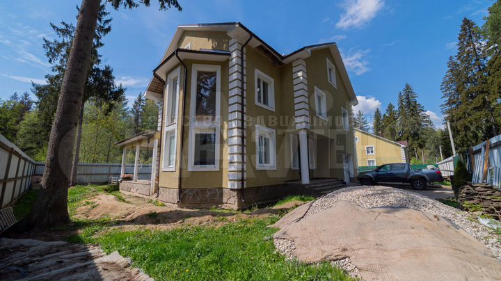 Дом 433,6 м² на участке 15 сот.