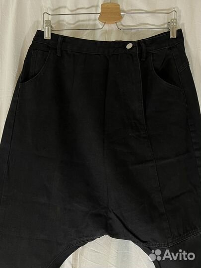 Авангардные джинсовые штаны с заниженной проймой