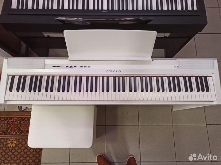 Цифровое пианино со стойкой и тремя педалями