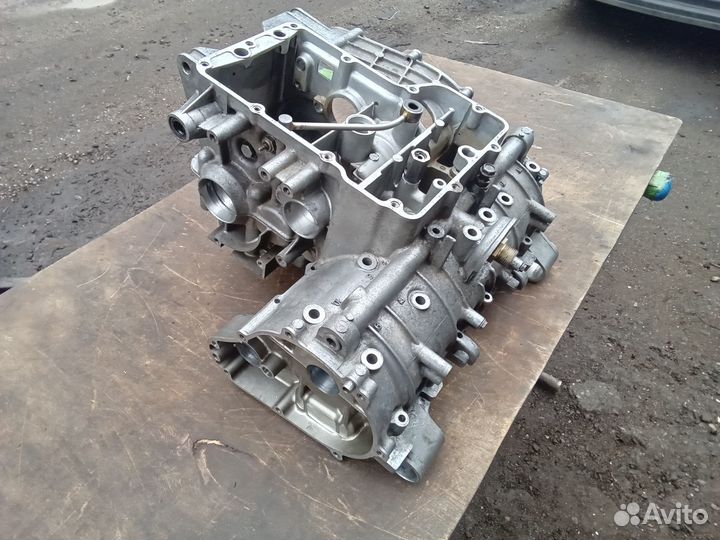 Картер двигателя Kawasaki ZZR400 1 поколения