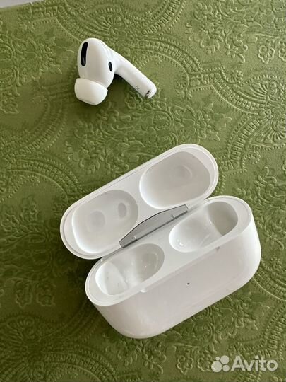 Apple AirPods Pro зарядный кейс