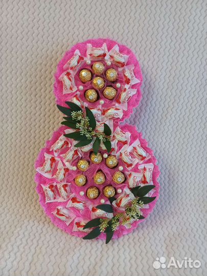 Шикарная композиция из конфет на 8 Марта