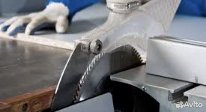 Сборщик мебели и сварщики на полуавтомат