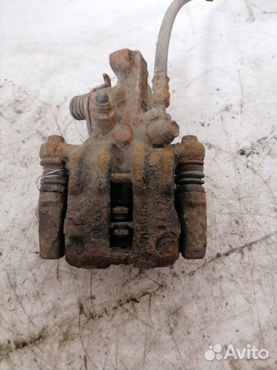 Суппорт тормозной задний левый Nissan Primera P11