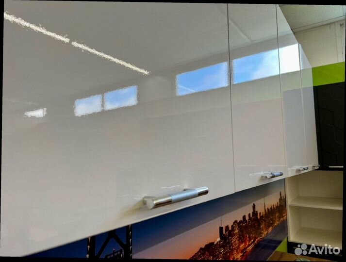 Угловая кухня со встроенной стиралкой и техникой