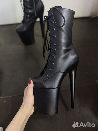 Стрипы ботильоны тройки