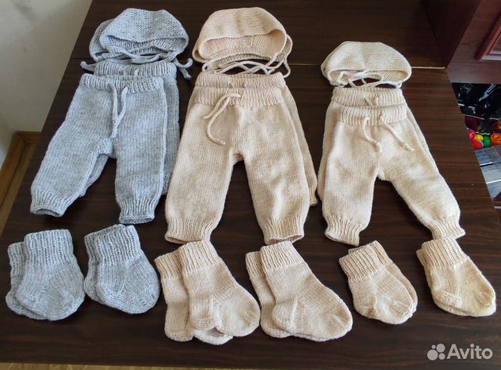 Детские вязаные наборы(штаны, носочки, чепчик)