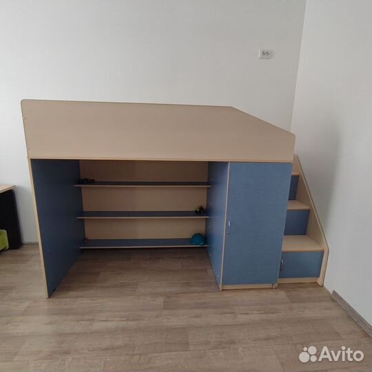 Кровать и стол