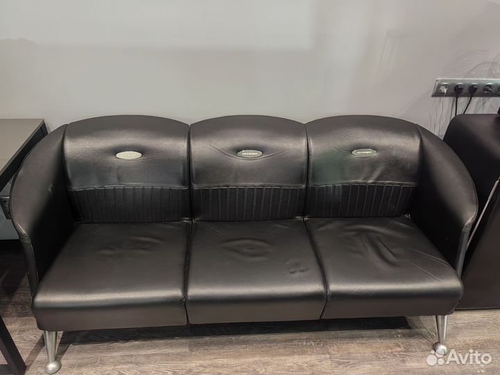 Кожаный диван