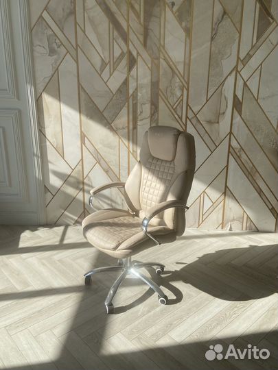 Офисное кресло