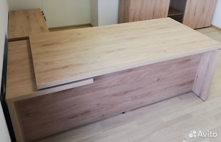 Стол руководителя с тумбой