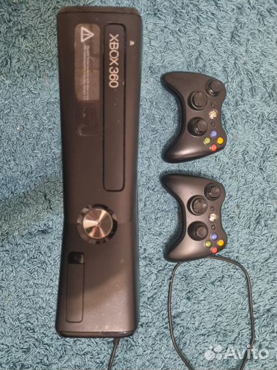 Xbox 360 в хорошем состоянии с двумя джойстиком