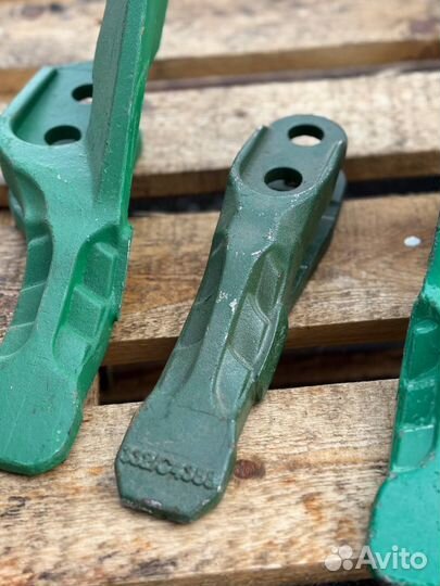 Зуб заднего ковша JCB 3CX 332-C4388