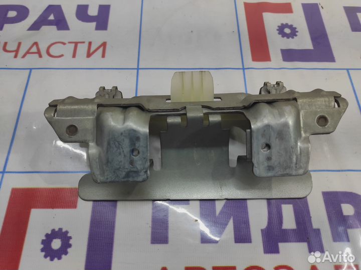 Кронштейн Volkswagen Passat B6 3C0880674