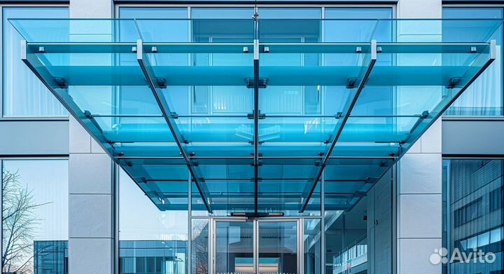 Стеклянный навес над входной группой