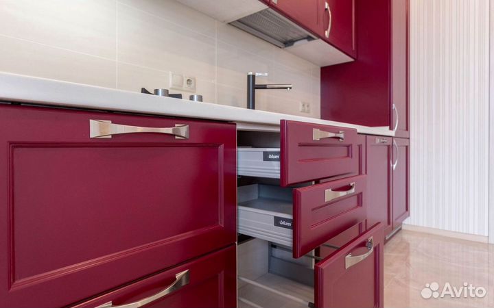 Прямая кухня в потолок. Кухонный гарнитур на заказ