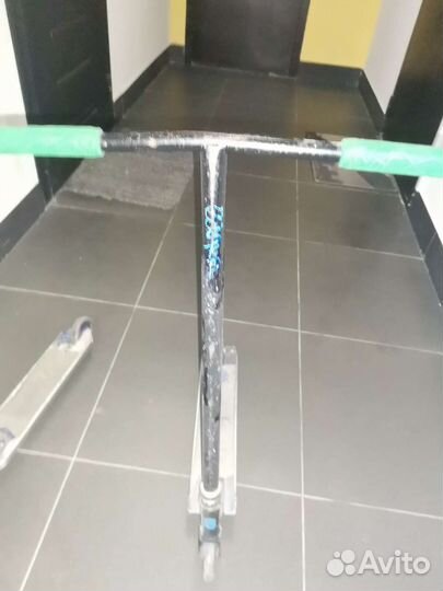 Продам самокат С зелеными грипсами